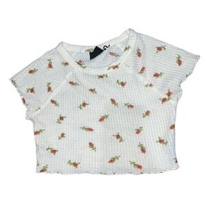 Adorable 2016 Urban Outfitters crop with little rose detail and ruffled edges ❣️